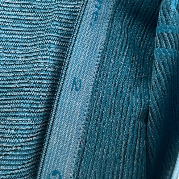 Women’s teal Lululemon swiftly tech tank. Size 2. VGUC! - Picture 2 of 3